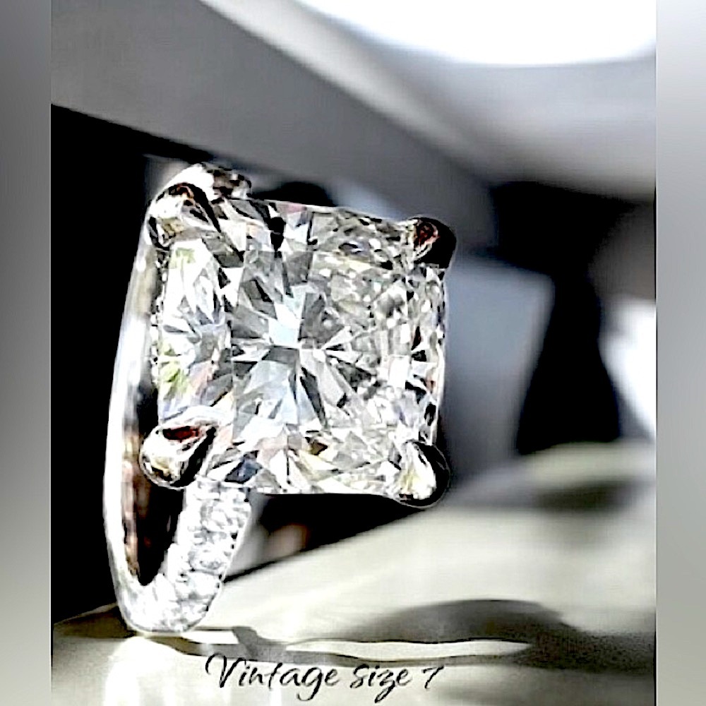 Vintage NWT’s Cubic Zirconia Statement Ring Size 7 approx 1.5 carats